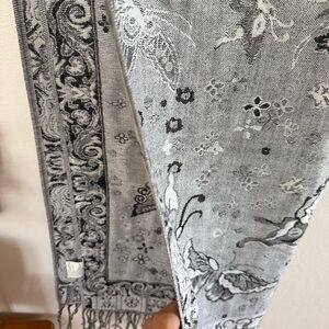 Pashimina: Gray and Black Patterned Scarf